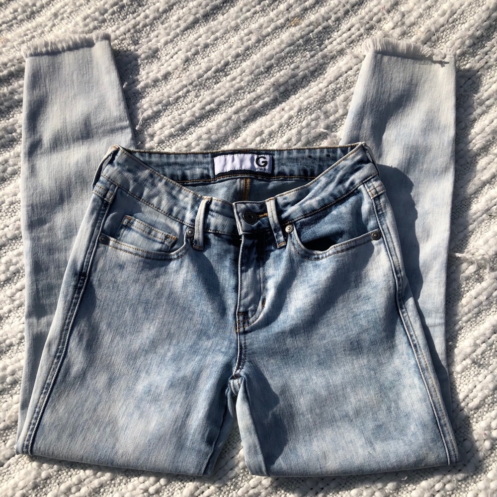 New, acid washed guess skinny jeans with stretch